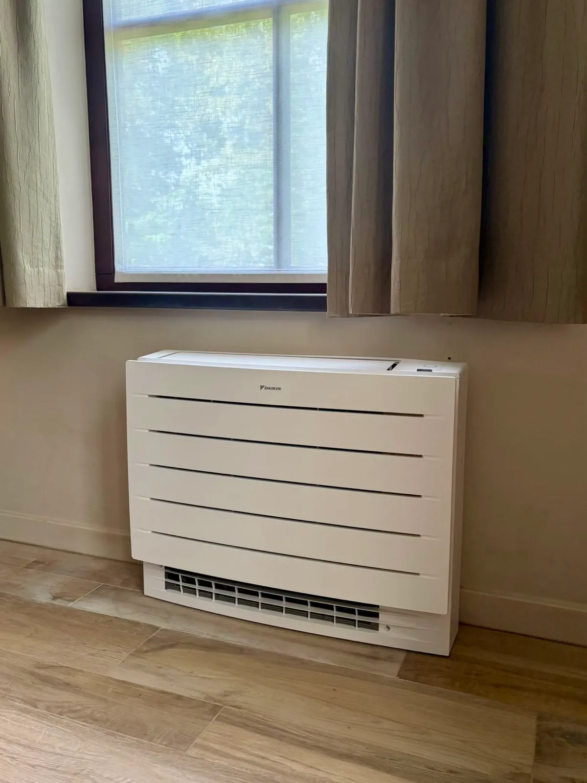 Unité console de climatisation installée sous une fenêtre