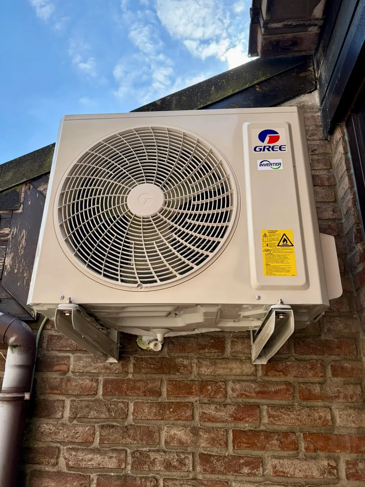 Outdoor air conditioning unit mounted on the façade